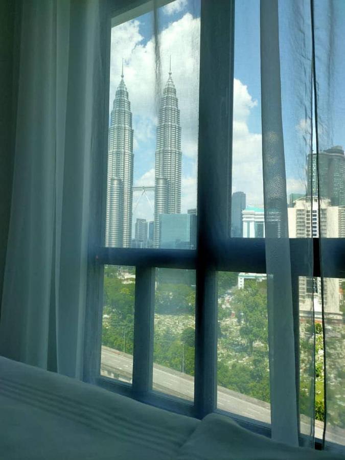 Apartment Klcc Legasi Direct View With A Superking Bed At A 3-bedroom Premium Unit *
