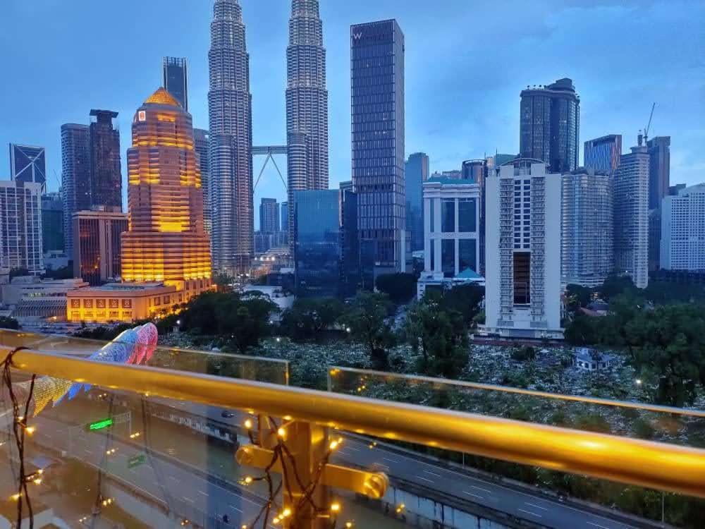Klcc Legasi Direct View With A Superking Bed At A 3-bedroom Premium Unit